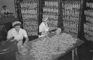 Gera. Wurstfabrik. Zwei Frauen beim Einfüllen der Wurstmasse in Naturdärme