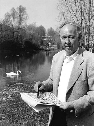 Hansjakob, Gottfried; Augsburg - Universitätsviertel; Neue Universität und Wohnbebauung Universitätsviertel, Außenanlagen, Freiflächengestaltung - Universitätsgelände, Gottfried Hansjakob in der Gartenanlage vor dem See