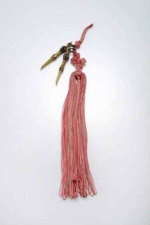 Brustschmuck aus Metall mit Seidenquaste, "Gui i gae norigae" 귀이개노리개