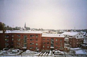 Berliner Ring: Mehrfamilienhäuser, dahinter Innenstadt mit Peter-Paul-Kirche im Winter