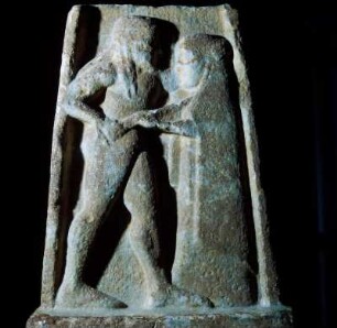 Menelaos und Helena : Sparta Museum, vierseitige reliefierte Basis, Relief mit Menelaos und Helena, 6. Jh. v. Chr.