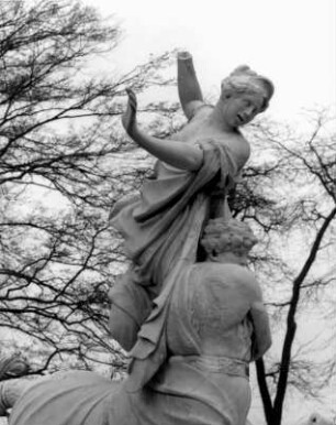 Dresden-Altstadt. "Entführung der Deianira durch den Kentaur Nessus" (A. Corradini), Hauptallee im Großen Garten