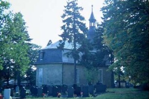 Blick von N auf die Kirche; Friedhof mit Bäumen