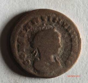 Römische Münze, Nominal Follis, Prägeherr Constantinus I. für Constantinus II., Prägeort Lyon, Original