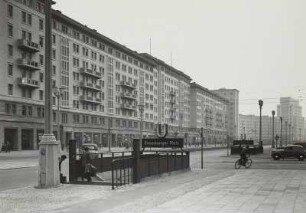 Berlin-Mitte, Stalinallee (heute Karl-Marx-Allee). Abgänge zur U-Bahn-Haltestelle Strausberger Platz an der Einmündung Lebuser Straße