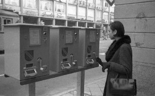 Einführung von Fahrkarten-Verkaufsautomaten und Fahrkartenentwertern bei der Städtischen Straßenbahn.