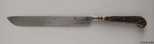 Mittleres Messer zur Scheide eines Weidmessers / Garnitur bestehend aus Hirschfänger mit Scheide, Weidmesser mit Scheide, Jägerhorn, Schwedler, Pulverflasche, Hundehalsband und Leibgürtel