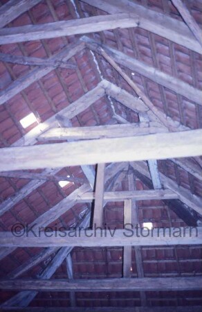 Blumendorf: Gut: westliches Torhaus: Innenansicht: Blick auf Dachgebälk