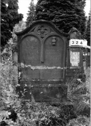 Grabstein 324 (Index: 100095667) Maße HxBxT: 180x94x21 cm Symbolik: Rosette, Levitenkanne Besonderheit: Doppelgrab für Eheleute: Grabstein 324