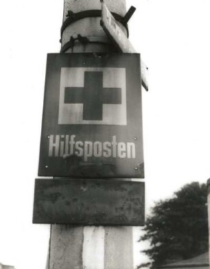 Schild an einem Leitungsmast mit Hinweis auf den nächsten ärztlichen Hilfsposten (Krankenhaus Friedrichstadt) : Dresden-Löbtau, Weißeritzbrücke / Ecke Tharandter Straße. Schild an einem Leitungsmast mit Hinweis auf den nächsten ärztlichen Hilfsposten (Krankenhaus Friedrichstadt)