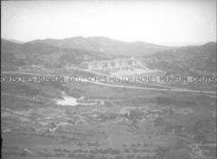 Glasnegativ von den Bismarck-Kasernen in "Tsingtau"