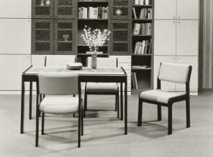 Stuhl mit gepolsterter Sitzfläche und Rückenlehne (Modell 107) : Wohnzimmermöbel (1976). Eßtisch mit Stühlen vor einer Anbauwand