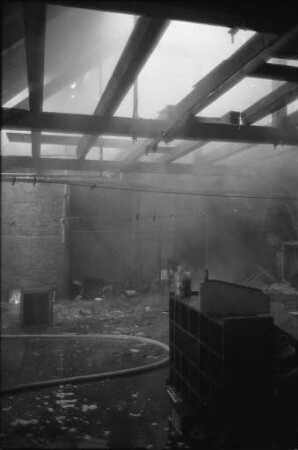 Brand im Dachstuhl eines Büro- und Lagerhauses der Kaffeerösterei Konsumgenossenschaft Co op in der Putlitzstraße