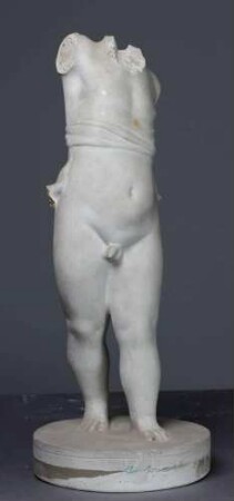 Statuette eines kindlichen, geflügelten Amor (Eros) in tänzerischer Drehung