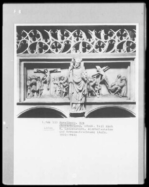 Nördliche Chorschranke mit Relieftafeln (Lanzenstich, Kreuzaufrichtung) und Statue (Bischof Wöpelitz?)