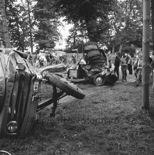 Verkehrsunfall: B 75: Kurve vor Schloss: Cabriolet und Lkw: beschädigtes Cabriolet, umgestürzter Lastwagen, Schaulustige