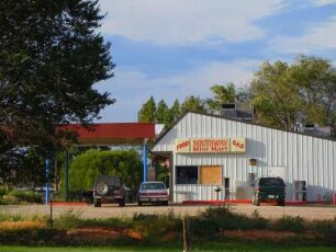 Kleinstadt Blandig - Markt und Tankstelle : Die Kleinstadt Blanding ist ein touristisches Zentrum wegen der unmittelbaren Nähe zu mehreren Nationalparks. Hier gibt es Hotels, Tankstellen und Supermärkte. Aufgenommen am 14. August 2012