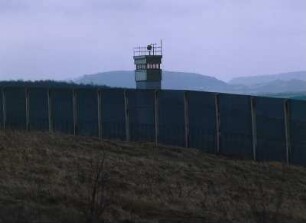 Deutsch-deutsche Grenze : Wachturm hinter der deutsch-deutschen Grenze im Kreis Duderstadt, Niedersachsen.