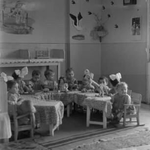 Kinder mit Spielsachen im Kinderheim in Sofia