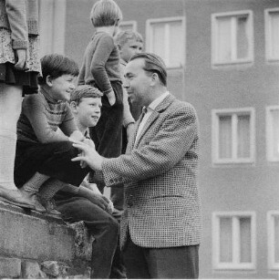 Niesky. Ein Mann unterhält sich mit mehreren Kindern