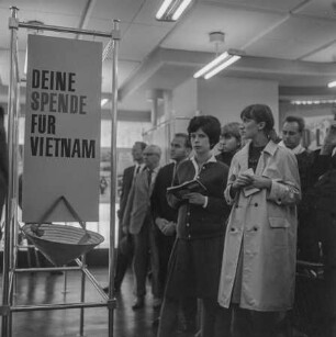 Besucher in Vietnam-Ausstellung in Friedrichstraße, 1966. SW-Foto © Kurt Schwarz.