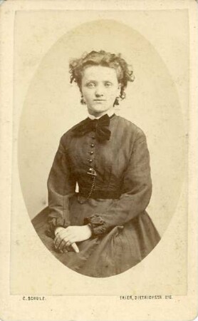 Porträt-Fotografie einer sitzenden Dame