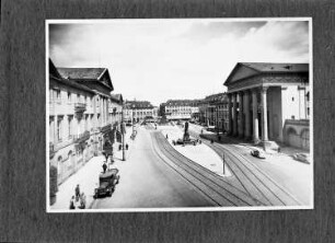 Karlsruhe. Marktplatz mit Rathaus ((links) 1805/1825; F. Weinbrenner), Evangelischer Stadtkirche ((rechts) 1807/1816; F. Weinbrenner) und Verkehrsinsel mit Brunnen und Karlsruher Pyramide (Sandstein; 1823/1825; F. Weinbrenner)