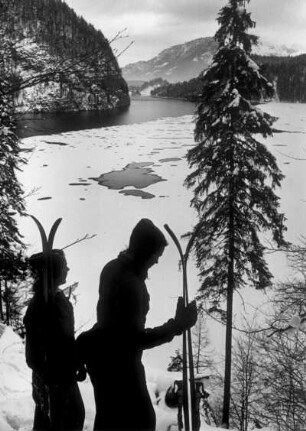 Aus der von Bomben bedrohten Hansestadt Hamburg wurden Kinder im Rahmen der Kinderlandverschickung auch nach Berchtesgaden geschickt. Hier herrscht 1940 noch tiefster Frieden. Die Aufnahme zeigt Kinder beim Skifahren in verschneiten Landschaft