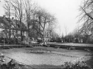 Kleinwelka. Schwestern im Garten des Schwesternhauses der Herrnhuter Brüdergmeine