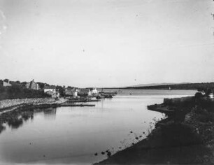 Hafen : Blick über den Hafen mit Siedlung auf das Meer.