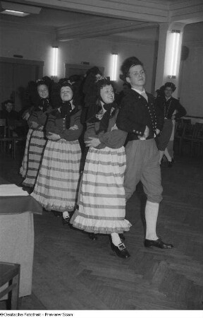 Tanzende Paare in Tracht beim Kreisausscheid für Volkskunst