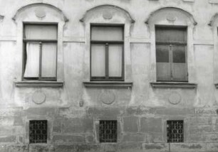 Markneukirchen, Albertstraße 16. Wohnhaus (um 1900). Erdgeschoßfenster