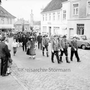 Schützenfest: Veranstalter Schützenverein Reinfeld und Umgebung von 1954 e.V.: Umzug: Paul-von-Schoenaich-Straße, Höhe Rathaus: Funktionsträger des Schützenvereins, Tiroler Schützen der Schützenkompanie Wilten (bei Innsbruck) mit "Marketenderin", Fahnen und Standarte: links Zuschauer: rechts parkende Autos, Geschäft "Vivo": Bildmitte im Hintergrund Ahrensböker Straße, 8. September 1968