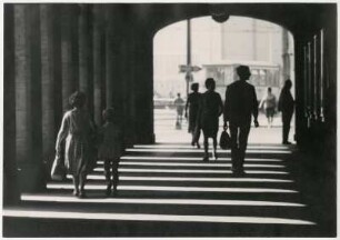 Straßenszene mit Passanten