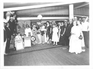 Hochseepassagierdampfer Cleveland, Bordaufnahmen. Gruppenbild mit kostümierten Touristen und Besatzungsmitgliedern während eines Bordfestes