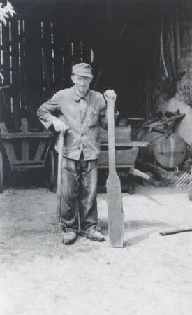 Landwirtschaftliches Arbeitsgerät in Bluno : Land- und Viehwirtschaft - Bodenbearbeitung und -pflege. Ort: Bluń / Bluno. Haus Nr. 61. Mistplatsche.