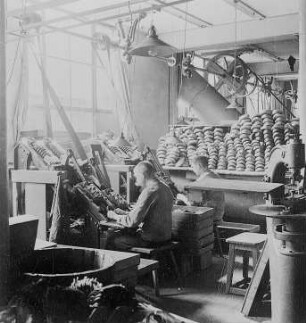 Hinterkappenpressen : Technikgeschichte | Technologie | Schuhwarenfabrikation | Schuhwarenfabrik Conrad Tack & Cie AG