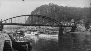 Personen-Seitenraddampfer "Königstein" (1915, Werft Laubegast) in Tetschen. Blick zur Schäferwand