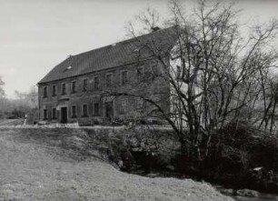 Neustadt-Krumhermsdorf in Sachsen, Rapke-Mühle : Neustadt-Krumhermsdorf in Sachsen. Rapke-Mühle (um 1850), Wohnmühlenhaus, Hauptstraße 27. Eingangsseite mit Schwarzbach