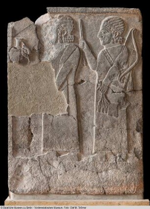 Reliefplatte mit zwei Hofbeamten (Pfeil und Bogen und Kanne tragend)