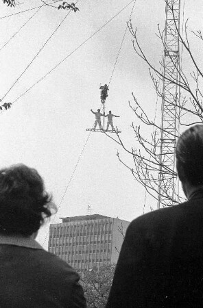 Gastspiel der Artistentruppe "Traber-Truppe" im Stadtgarten anlässlich der Bundesgartenschau.
