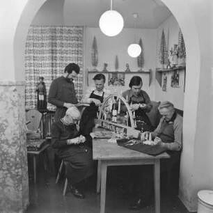 Borstendorf, Schnitzgruppe : Schnitzgruppe im Kulturhaus "Neues Leben", August-Bebel-Straße 64