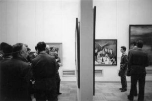 Dresden-Altstadt. Albertinum. IX. Kunstausstellung der DDR, 02.10.1982-02.04.1983. Raumaufnahme mit Ausstellungsbesuchern
