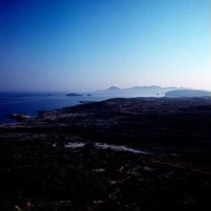 Milos. Nordküste, Lavatuff, in der Ferne Kimolos und Sifnos