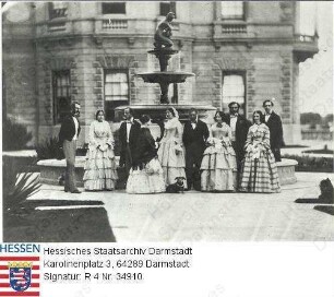 Victoria Königin v. Großbritannien und Irland (1819-1901) / Hofpersonal der Queen auf Terrasse mit Brunnen in Osborne, Gruppenaufnahme