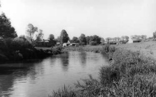 Rothenburg/O.L.-Nieder-Neundorf. Neiße mit ehem. Pappenfabrik im Hintergrund, links das polnische Ufer
