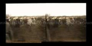 Soldategruppe am Wagenpark im Feldlager, Lodz