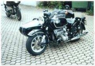BMW Motorrad R 60 mit Beiwagen, Seitenansicht von vorn