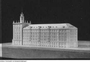 Dresden, Ernst-Thälmann-Platz (Strehlener Platz). Fachschule für Eisenbahnwesen, Modelle und Pläne zum Neubau, November 1954