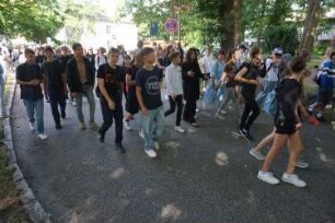 Bad Oldesloe: Kindervogelschießen: Am Bürgerpark, Blickrichtung Westen: Einzug auf den Exer: Festumzug Theodor-Mommsen-Schule Klassen 6f und 7a: im Hintergrund Jugendfreizeitstätte (JuZe): 13. Juli 2023